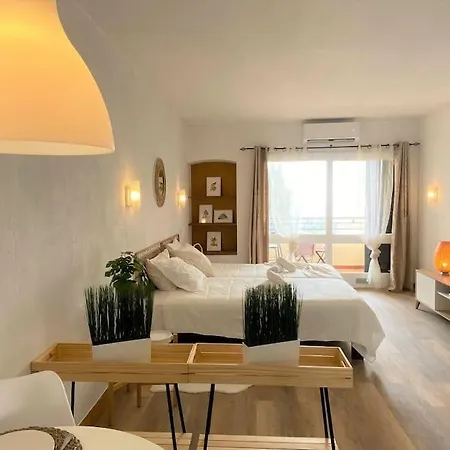 With Great Sea View, Near The Beach, With Ac And Pools شقة